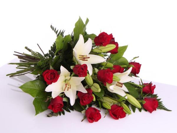 Hautakimppu ruusuista, pun.